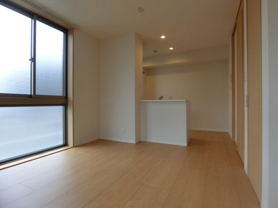 【居間・リビング】 | オーソネタウンハウス十番館 | 南西向きリビングダイニングキッチン11.4帖☆女性に人気なカウンターキッチンです！お話しながら料理ができるってうれしい♪