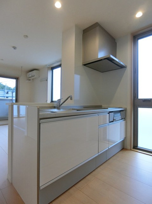 【キッチン】 | オーソネタウンハウス十番館 | 白を基調としたシステムキッチンです！窓があるので換気もOK♪場所を取るお鍋やお皿もすっきり収納できます☆