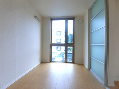 【洋室】 | オーソネタウンハウス十番館 | 南西向き洋室5.9帖☆リビングダイニングキッチンとの間に可動間仕切りがあります♪開けるとお部屋が広く感じられます♪