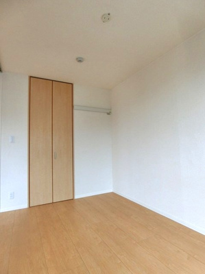 【寝室】 | オーソネタウンハウス十番館 | 南西向き洋室5.9帖☆クローゼットがあります♪お洋服がスッキリ収納できて、整理しやすくなりますね☆壁にはピクチャーレールがあり、絵や写真が飾れます☆