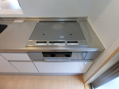 【キッチン】 | オーソネタウンハウス十番館 | IH3口/グリル付きシステムキッチンです☆IHは火を使わないので安心なうえ、お掃除もラクラクです♪自炊生活で楽しく健康に！