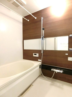 【浴室】 | オーソネタウンハウス十番館 | 追い焚き機能・浴室暖房乾燥機＆物干しバー付きバスルーム！外に干せないお洗濯物もすっきり乾きます♪ゆったりバスタイムでリラックス☆