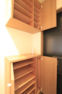 【玄関】 | セリーシア葛城Ａ | 収納もある玄関です