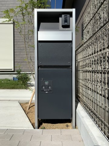 【価格変更】八千代緑が丘駅徒歩圏　オール電化住宅＆スカイバルコニーの家　3.180万円～の駐車場|宅配ボックス付の機能門柱
不在時の荷受けにとても便利です
