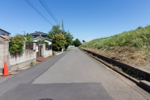 足利市岩井町の売地の前面道路含む現地写真|車通りが比較的落ち着いており、安心感のある前面道路
