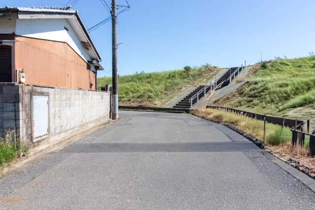 足利市岩井町の売地の前面道路含む現地写真|前面道路が広く、車のすれ違いや駐車もスムーズな開放感ある立地