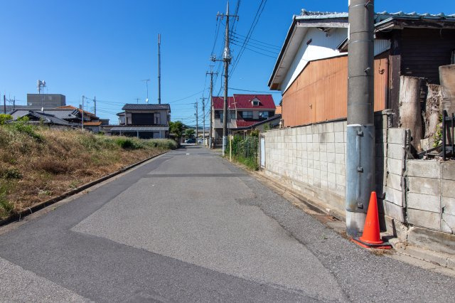 足利市岩井町の売地の前面道路含む現地写真|自然豊かな住環境と、開放感ある前面道路が魅力の角地売地