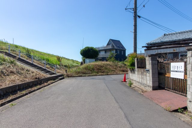 足利市岩井町の売地の前面道路含む現地写真|自然を感じる開放的な角地。
広々とした前面道路で車の出入りも快適です。