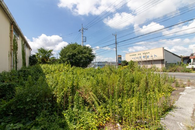 足利市南大町の売地の周辺|周辺に事業所・店舗が立ち並ぶエリア