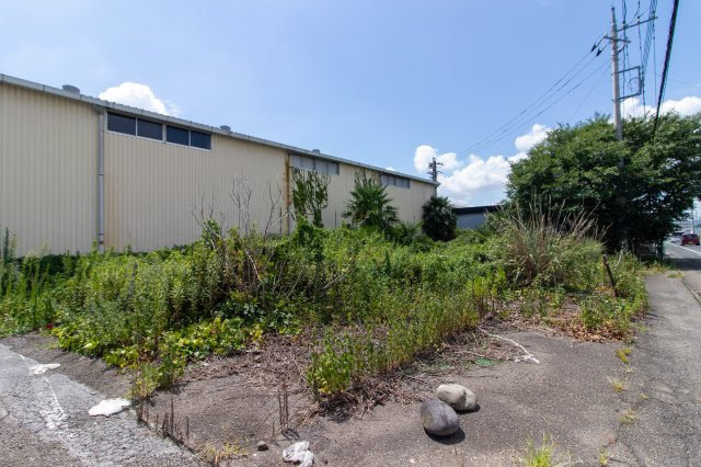 足利市南大町の売地の外観|道路から土地を認識しやすく、店舗や事業所などにも適しています。
