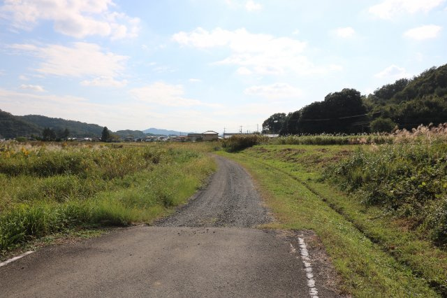 足利市粟谷町の売地の前面道路含む現地写真