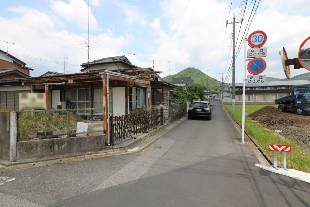 足利市毛野新町４丁目の売地の前面道路含む現地写真