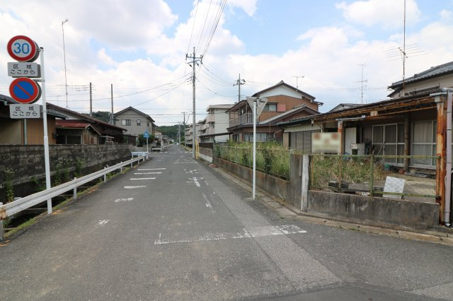 足利市毛野新町４丁目の売地の前面道路含む現地写真