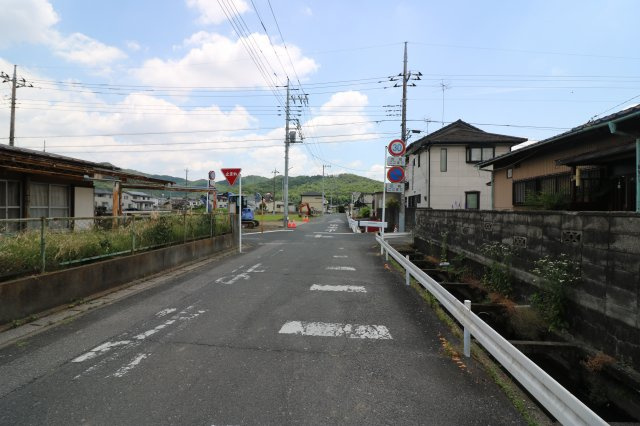 足利市毛野新町４丁目の売地の前面道路含む現地写真
