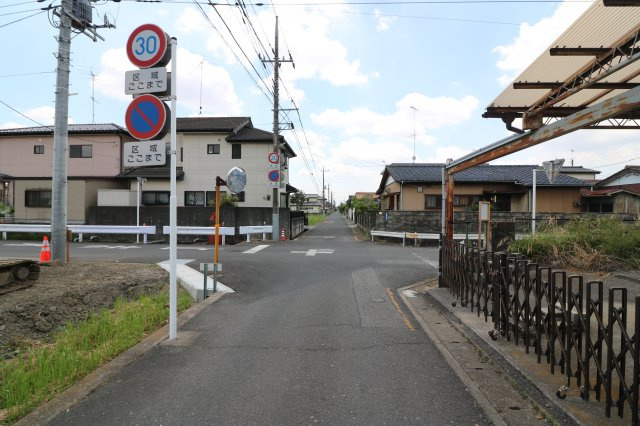 足利市毛野新町４丁目の売地の前面道路含む現地写真