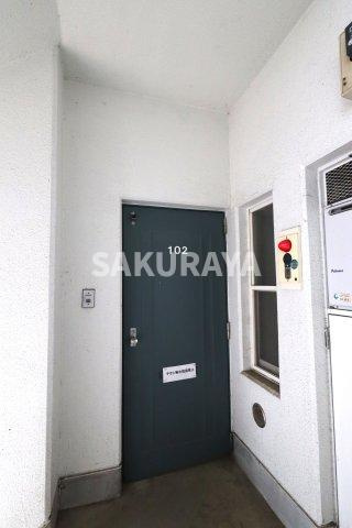 進峰マンションA棟の玄関