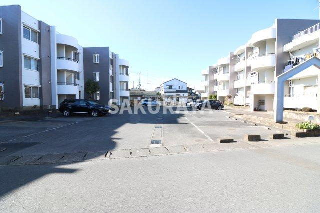 進峰マンションA棟の駐車場