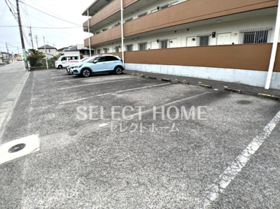 【駐車場】 | マンション西浦 | 車をお持ちの方に嬉しい駐車場付きの物件です
