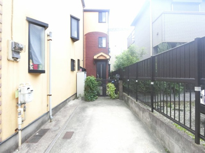 【駐車場】 | 磯子区久木町中古戸建 | 戸建てならではのカースペース！１台分です。