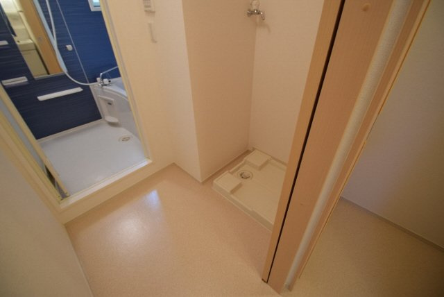 アメニティーＣの洗面所|洗濯機置場からお風呂です。