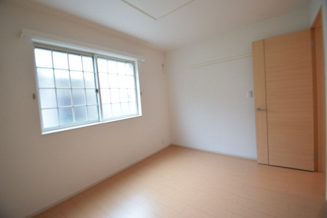 アメニティーＣの寝室|明るくてきれいなお部屋です。