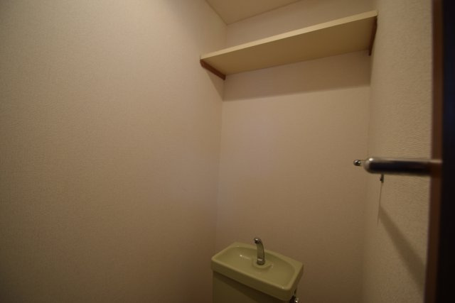エスフィールドハイツのトイレ|上に収納あります