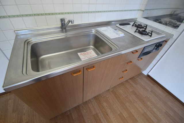 エスフィールドハイツのキッチン|グリル付きの２口システムキッチンです