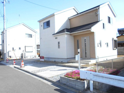 【前面道路含む現地写真】 | 中古戸建 加須市 大越(おおごえ)　土地広々97坪カースペース6台 築5年 | 97坪・駐車場6台・南向き・４SLDKとワイドバルコニー・大越小・加須北中・デザインリフォーム住宅・すぐ住めます
