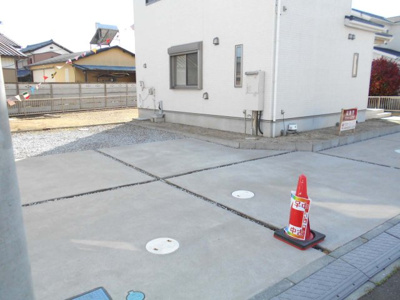 【駐車場】 | 中古戸建 加須市 大越(おおごえ)　土地広々97坪カースペース6台 築5年 | 97坪・駐車場6台・南向き・４SLDKとワイドバルコニー・大越小・加須北中・デザインリフォーム住宅・すぐ住めます