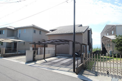 【駐車場】 | 大津市下阪本6丁目3　琵琶湖に面する戸建て | 二台分カーポート付き、電動フェンス付き。