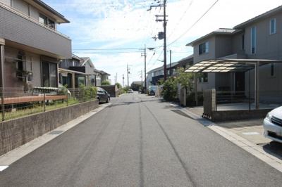 【前面道路含む現地写真】 | 大津市下阪本6丁目3　琵琶湖に面する戸建て | 前面道路は幅員6ｍ