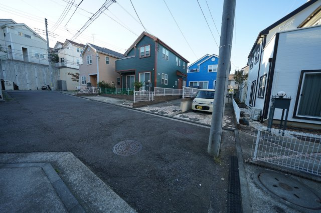 保土ヶ谷区仏向町　新築戸建て【成約】の前面道路含む現地写真