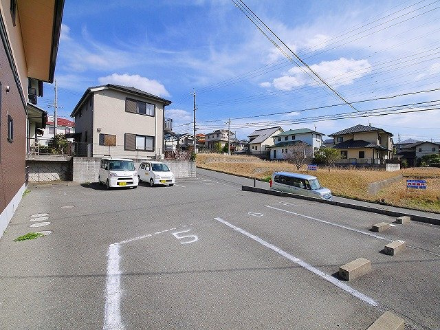 ヴェルリバージュの駐車場|駐車場があるので、車を買う予定の方も安心です