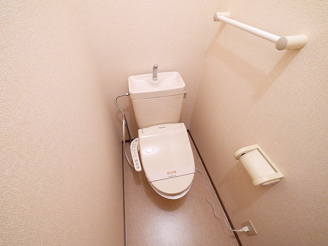 ヴェルリバージュのトイレ|落ち着いた色調のトイレです