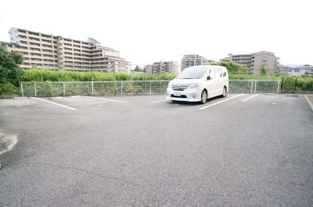 ミリカ・ルブラの駐車場