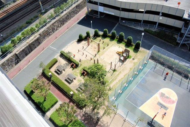 エバーライフネアシティ弐番館の展望|バルコニーから中公園を眺めることができます。