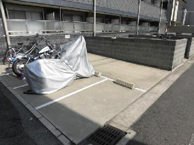 フラッティ壬生坊城の駐車場