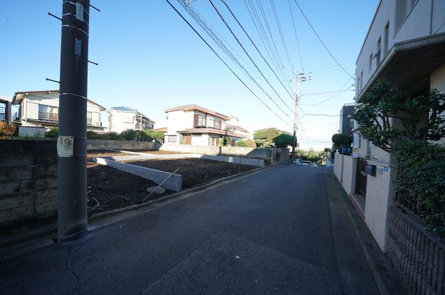 保土ヶ谷区仏向西全３棟　新築戸建ての前面道路含む現地写真