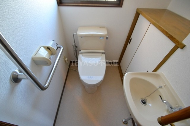 広島市西区草津梅が台の一戸建てのトイレ|落ち着いたトイレです