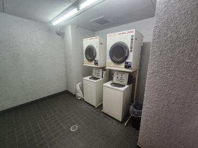 シティハイツ三条のその他|1階コインランドリー