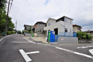 【前面道路含む現地写真】 | 1号棟　現地（2019年6月）撮影
人気の東南角地♪
前面道路は南側幅員約6.73～6.75mの公道、
東側幅員約6.74～8.00mの公道に面しています。
開口広々12.9mで駐車も楽々♪