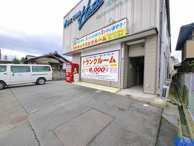 兼吉ビル（マサキのトランクルーム）のエントランス