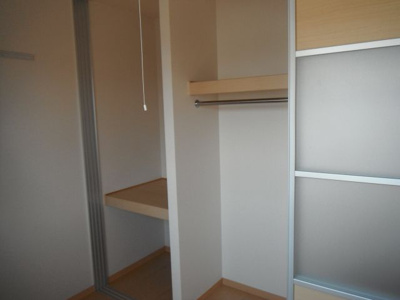 【収納】 | アルコバレーノ蛇田A | 洋室の収納スペースは、ハンガーポールがあったり、棚になっているので、整理整頓しやすく片付け上手になりそうですね♪