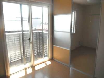 【居間・リビング】 | アルコバレーノ蛇田A | 洋室とリビングボードで仕切れます。