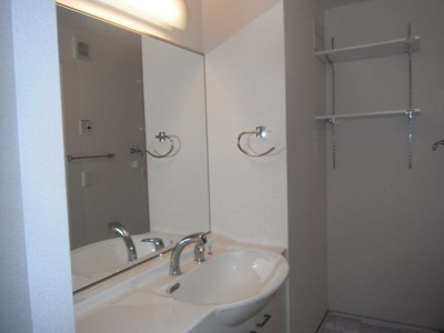 【独立洗面台】 | アルコバレーノ蛇田A | 大きな鏡付きの洗面台が付いてます。