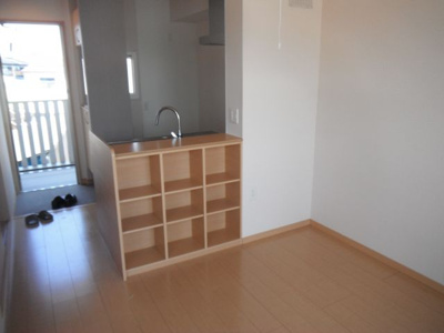 【居間・リビング】 | アルコバレーノ蛇田A | カウンター下は、収納スペースになっています。