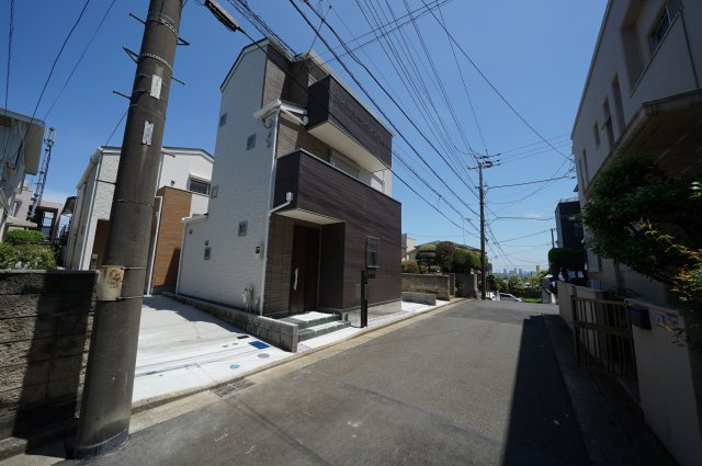 保土ヶ谷区仏向西全３棟　新築戸建ての前面道路含む現地写真