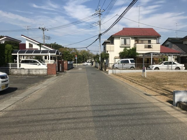 鴻巣市新宿２丁目の売地の前面道路含む現地写真|前面道路は幅員約6mで広々しています。物件は右側です。2019年9月29日 13:30頃撮影。