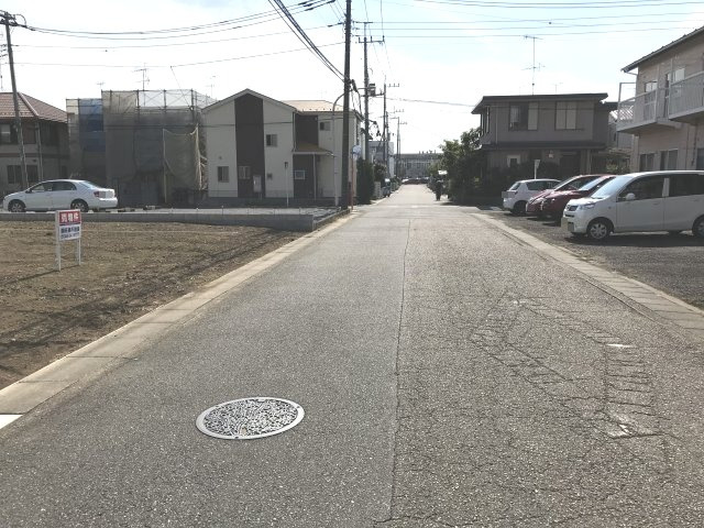 鴻巣市新宿２丁目の売地の前面道路含む現地写真|前面道路を反対側から撮影。物件は左側です。2019年9月29日 13:30頃撮影。