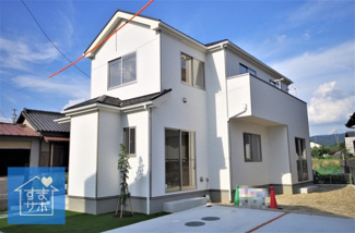 【外観】 | 1号棟　現地（2019年9月）撮影
堂々完成しました！即入居可♪
敷地面積159.77m2（48.33坪）。
駐車並列2台含む、計3台可能！